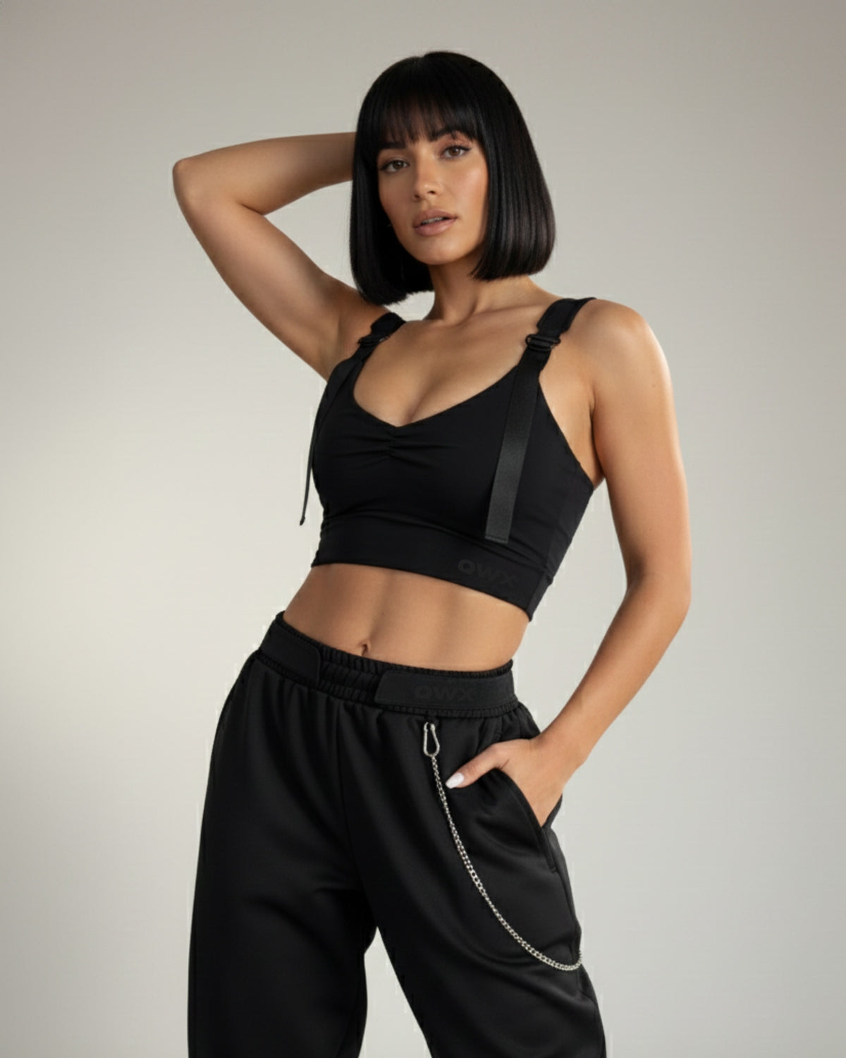 TOP CORTO CON TIRANTES – NEGRO