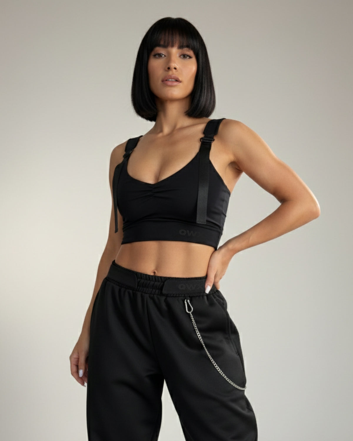 TOP CORTO CON TIRANTES – NEGRO
