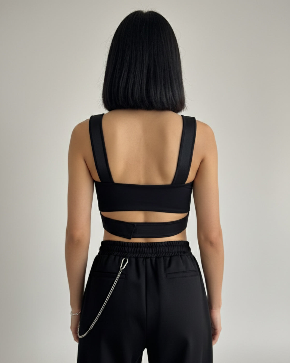 TOP CORTO CON TIRANTES – NEGRO