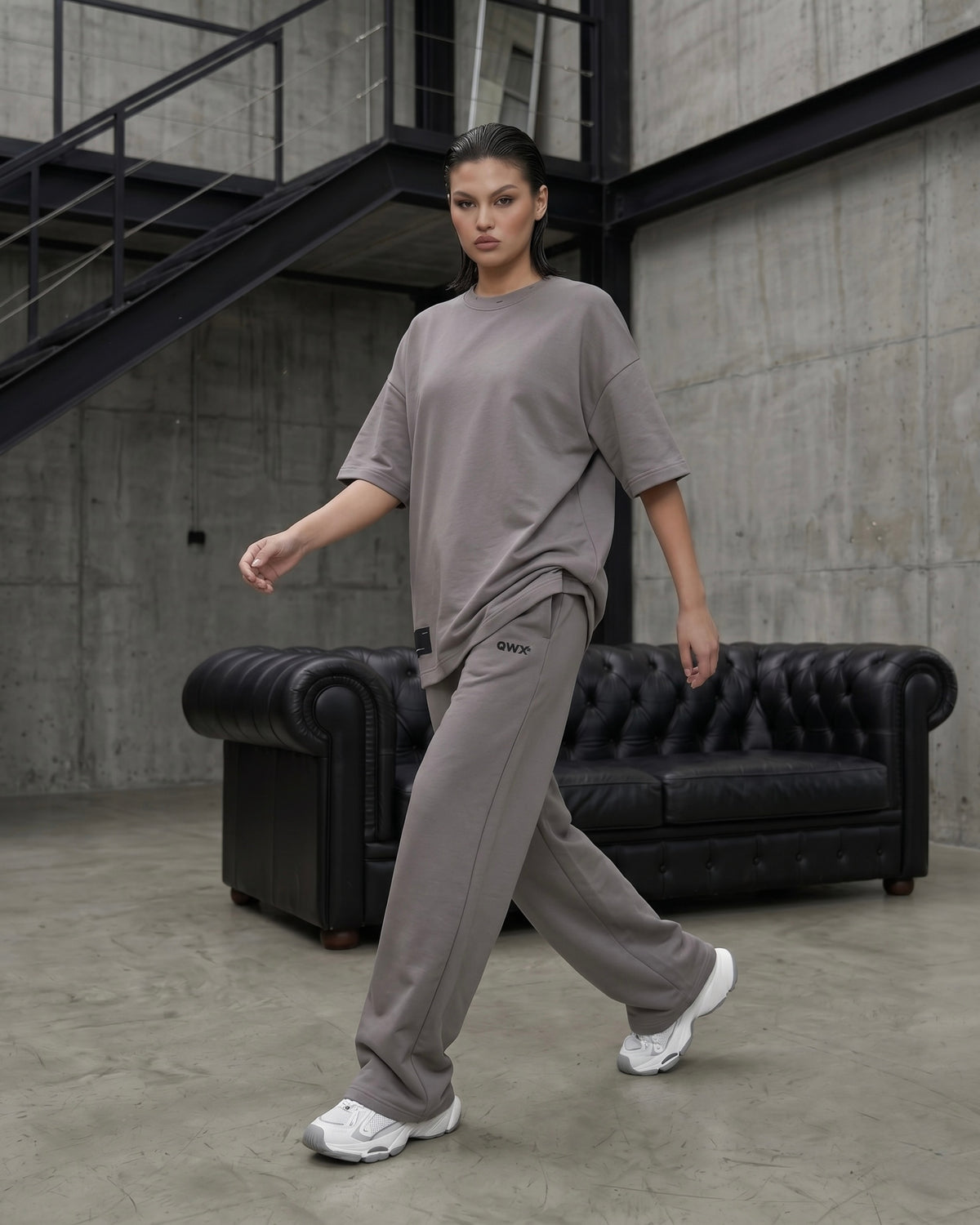 Conjunto de 2 piezas para mujer: camiseta urbana y pantalones de chándal de pierna ancha - Gris